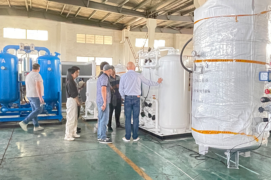 러시아 고객이 우리 공장을 방문하여 질소 발생기의 우수한 품질을 평가합니다.