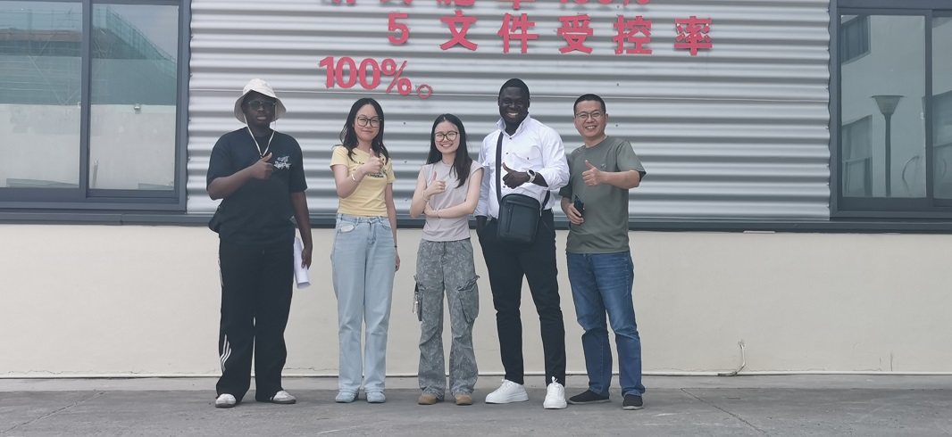 부르키나파소 고객은 산소 및 질소 발생기 제조 기지를 방문한 후 주문에 서명합니다.